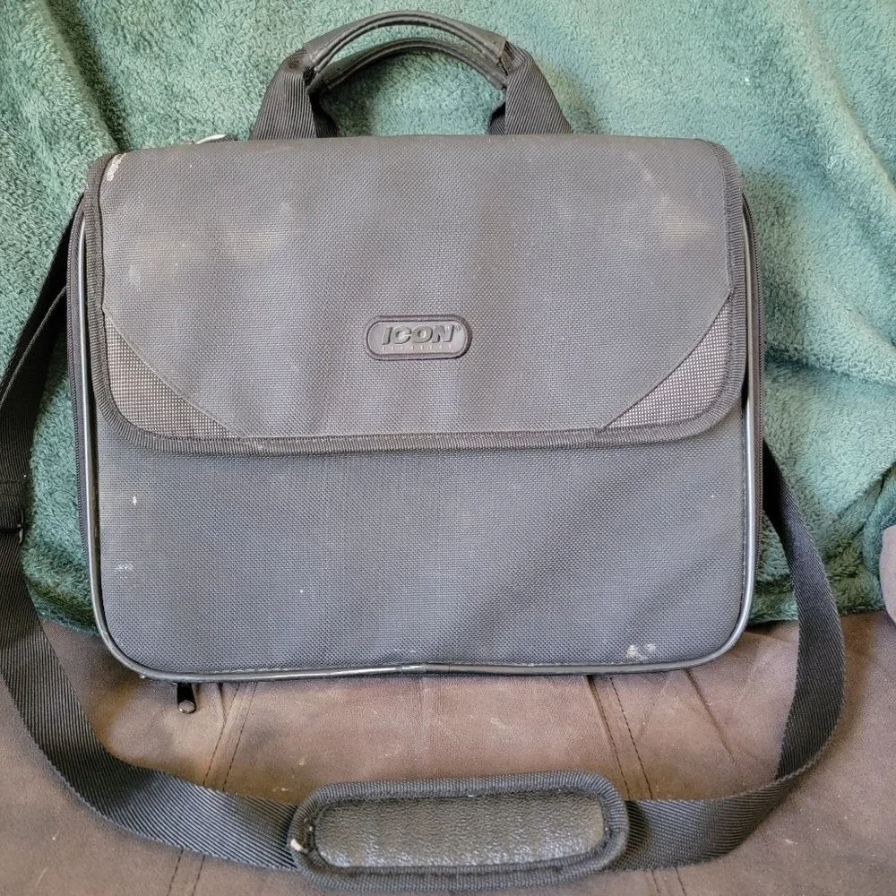 Icon TechGear Medium Bag Case Laptop Black Shoulder Strap Padded